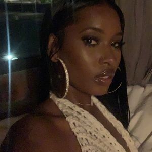 Meet your Posher, Naika